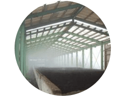 ふん処理はロータリー式の強制発酵施設と縦型密閉式発酵機（コンポ）を導入して良質堆肥の製造を行います。