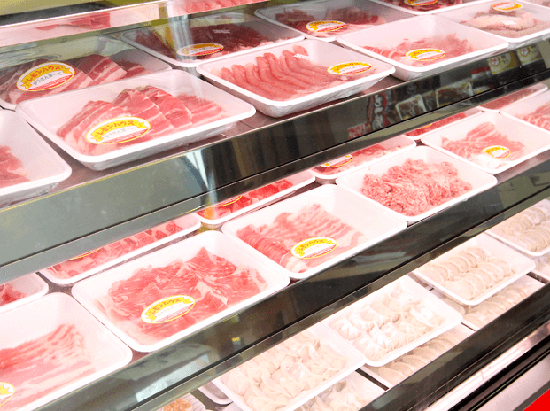 自社ブランドの「伊予さんぽーく」　店内には切りたての豚肉が並ぶ。 